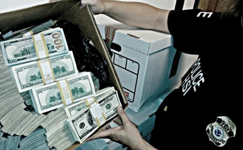 Uomo rompe cassaforte nascosta ritrovata all’interno di un magazzino da 500 dollari